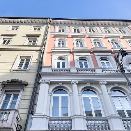 Piazza Della Borsa 3C Tirabora Short Rent Lägenhet Trieste Exteriör bild